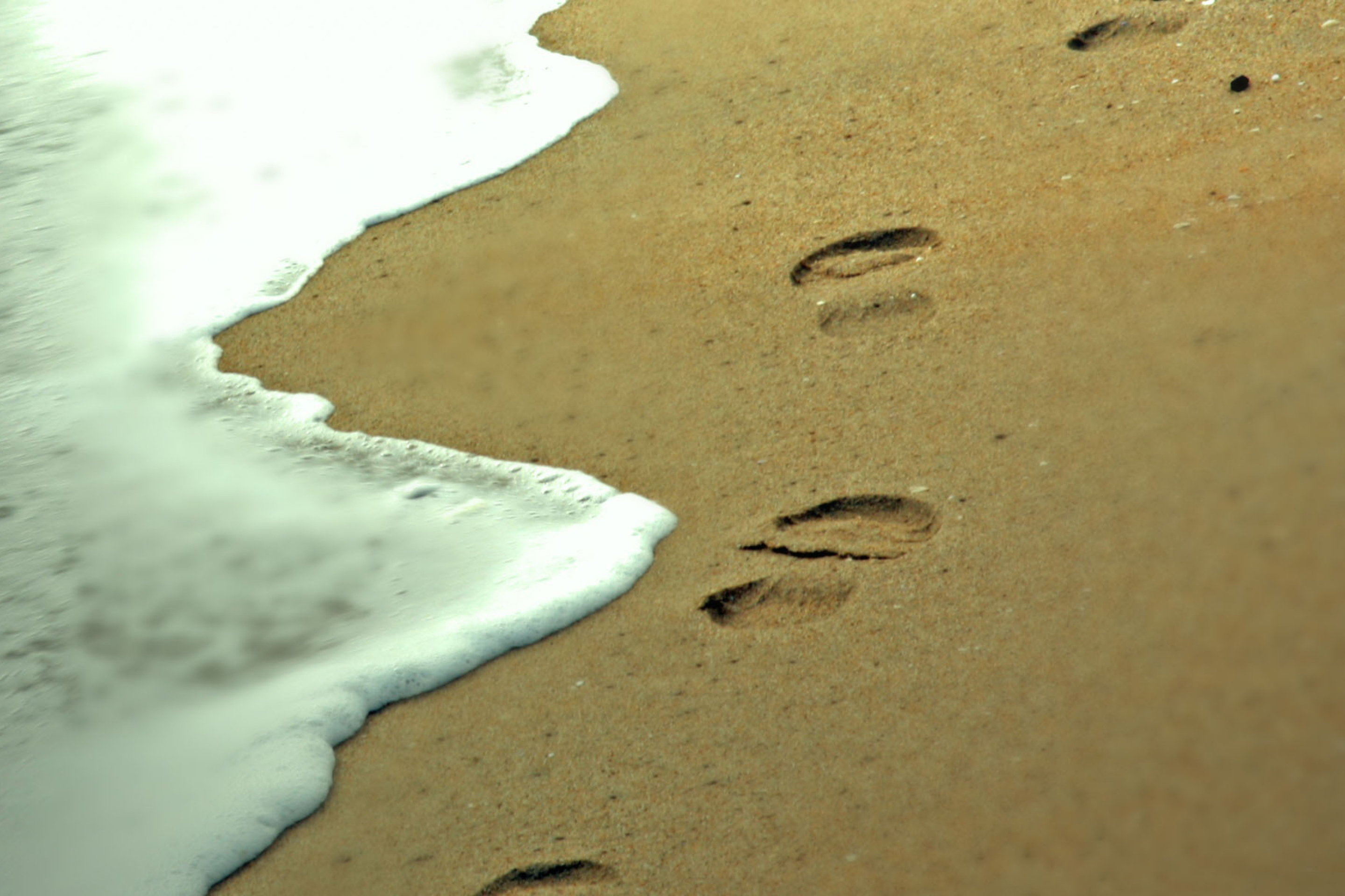 Screenshot №1 pro téma Footprints On Sand 2880x1920