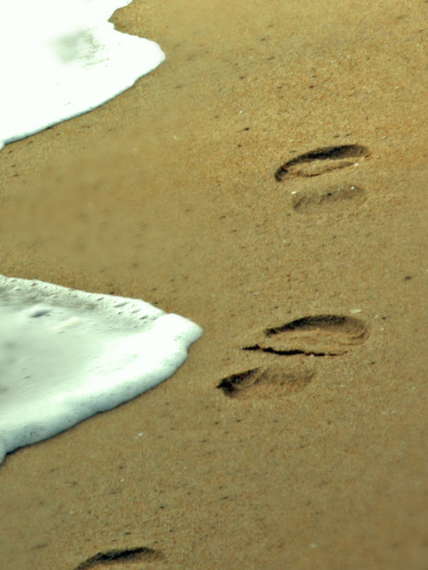 Das Footprints On Sand Wallpaper 480x640