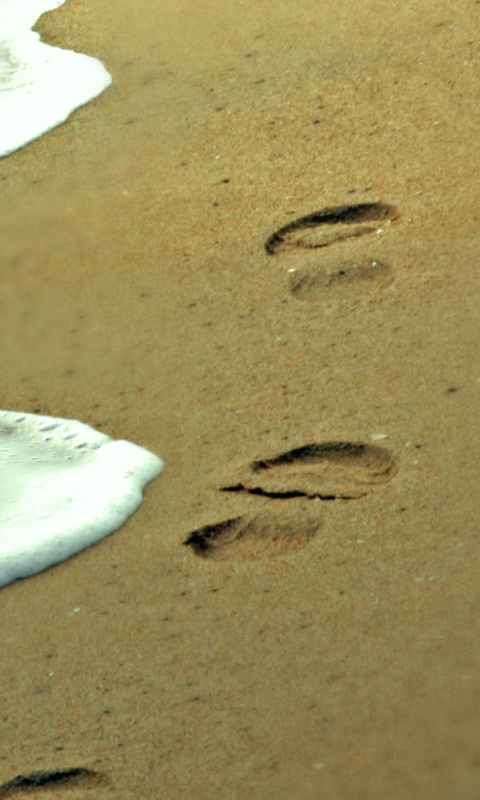 Fondo de pantalla Footprints On Sand 480x800