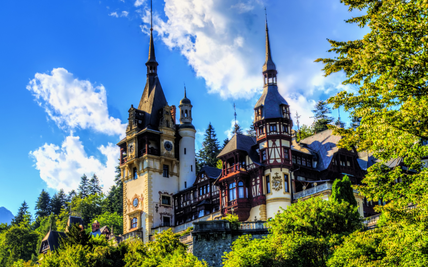 Peles Castle In Romania wallpaper 1440x900