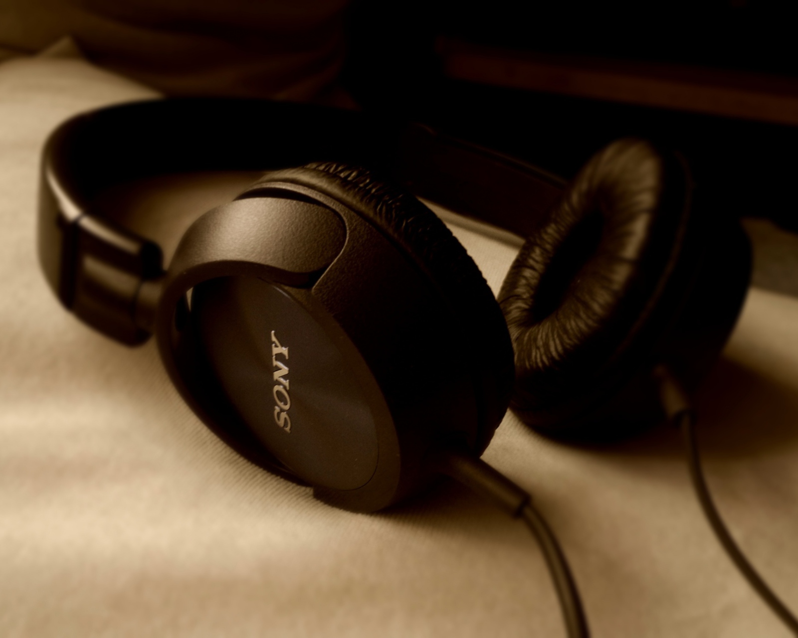 Обои Headphones 1600x1280