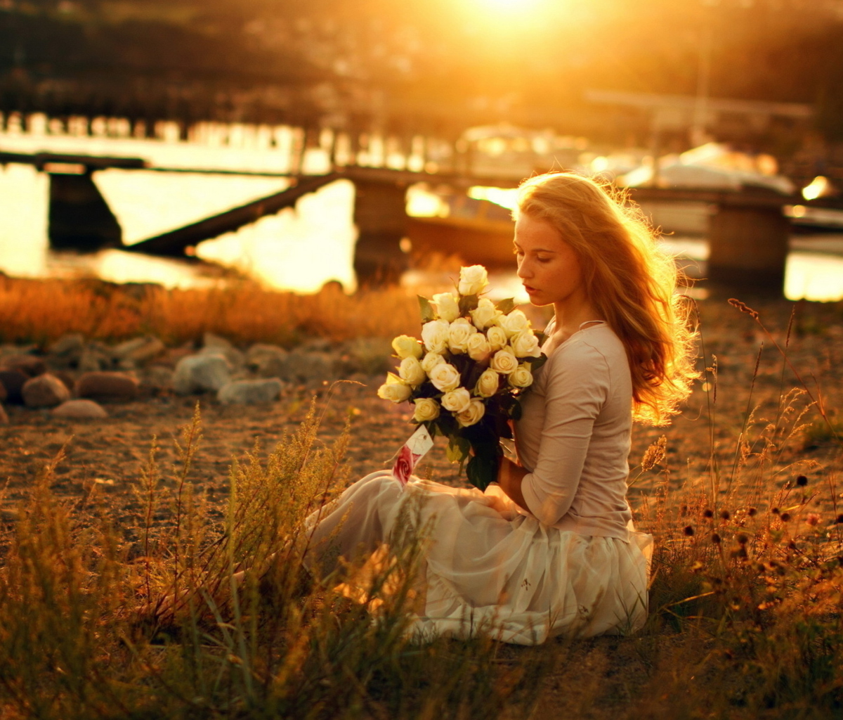 Fondo de pantalla Pretty Girl With White Roses Bouquet 1200x1024