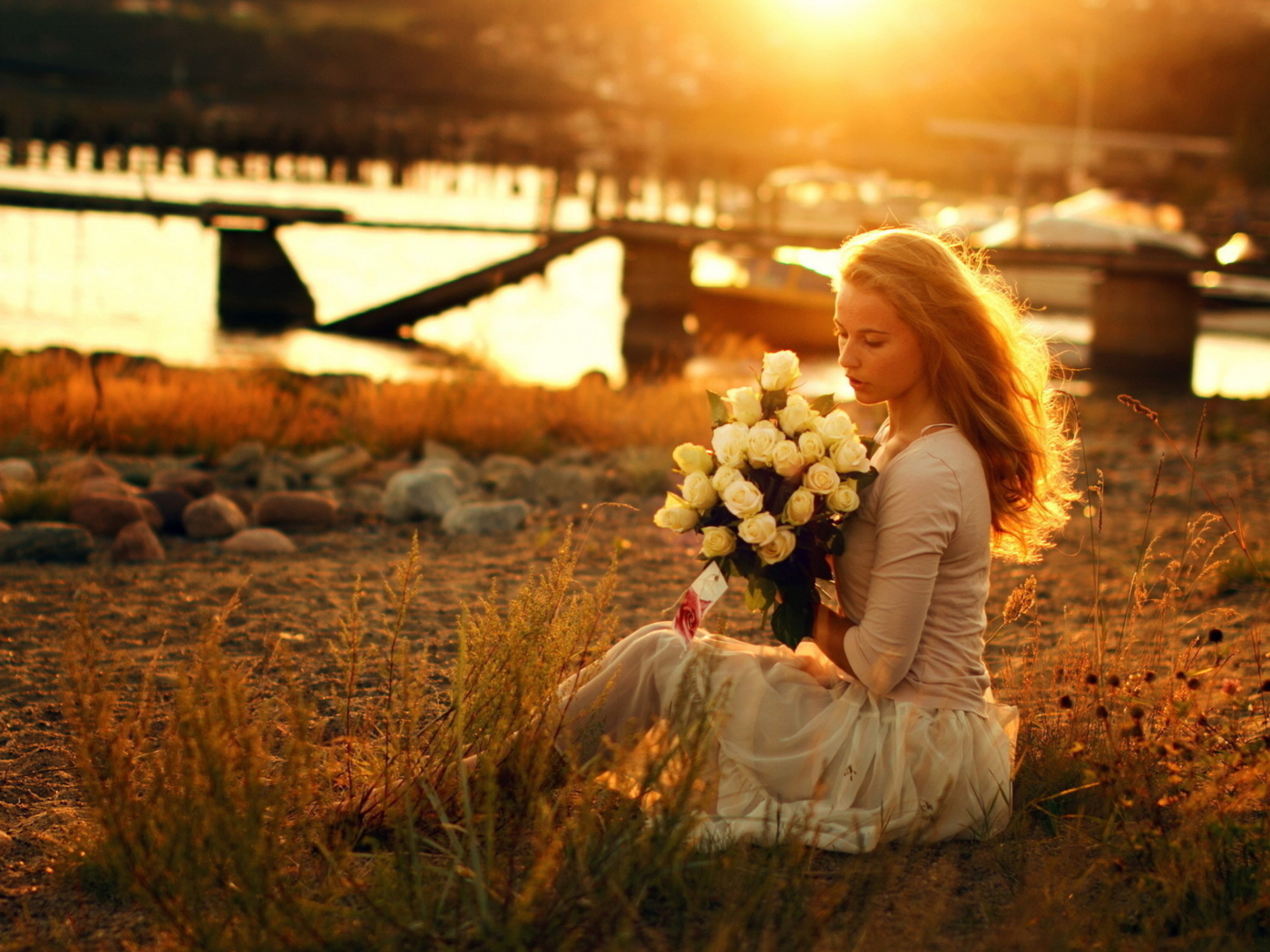 Sfondi Pretty Girl With White Roses Bouquet 1400x1050