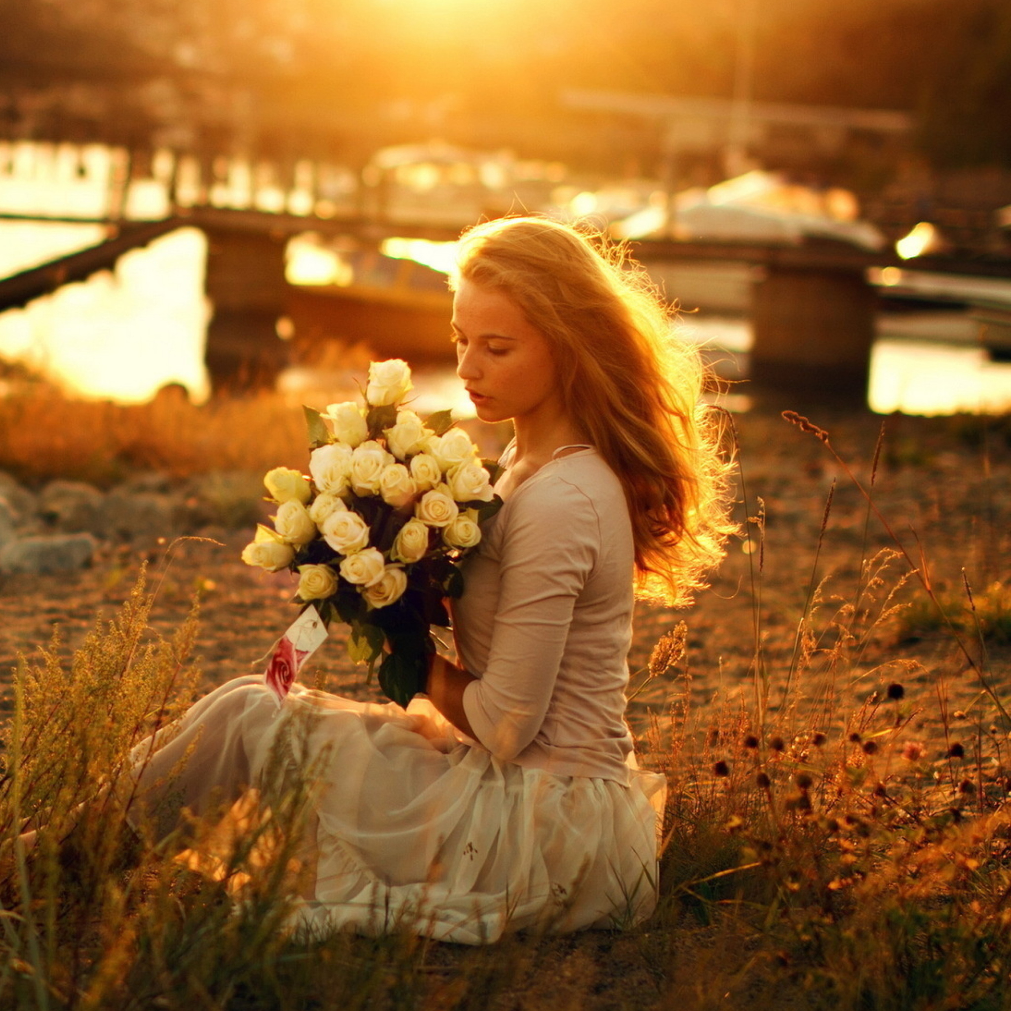 Sfondi Pretty Girl With White Roses Bouquet 2048x2048