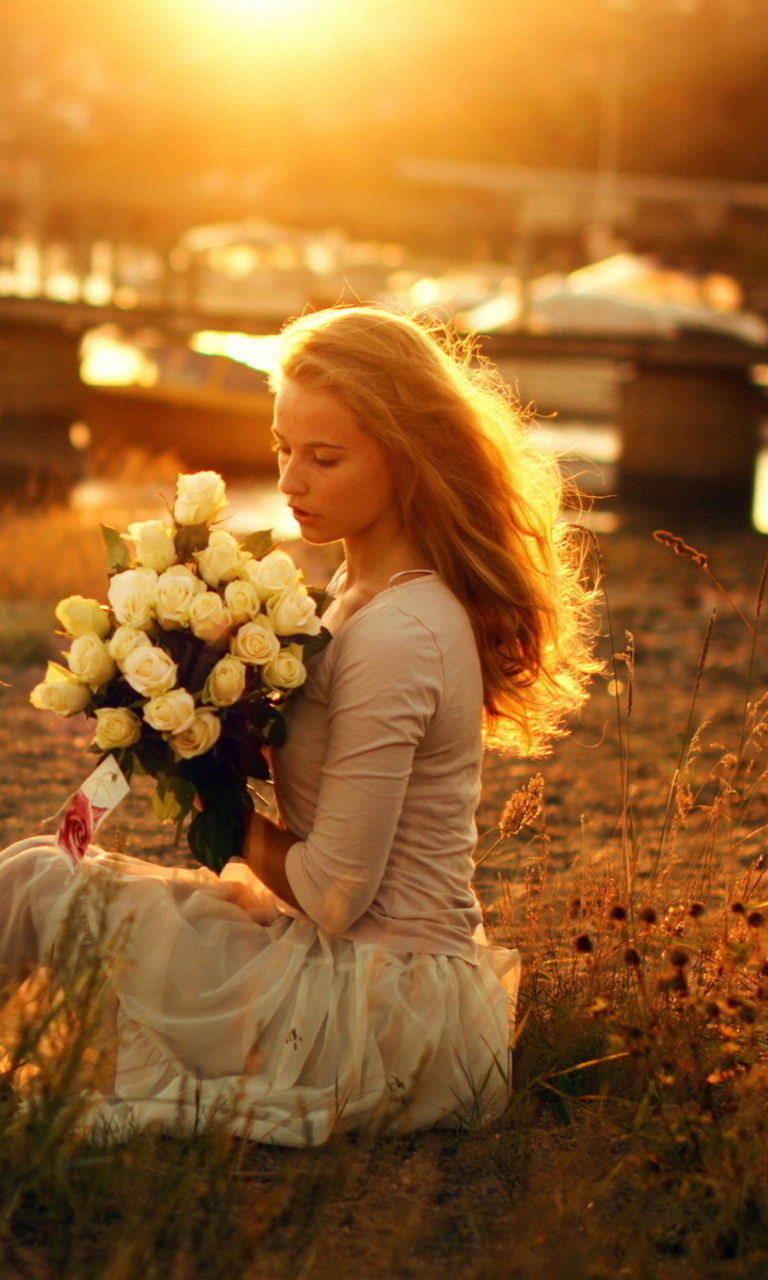 Обои Pretty Girl With White Roses Bouquet 768x1280