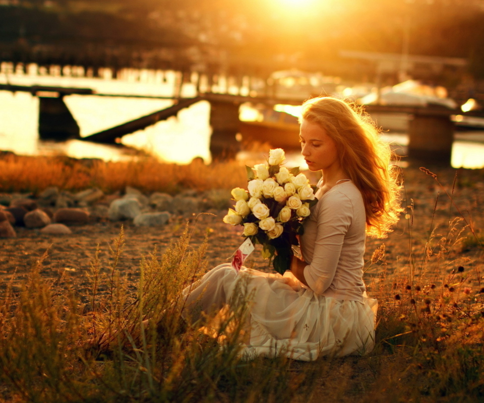 Fondo de pantalla Pretty Girl With White Roses Bouquet 960x800