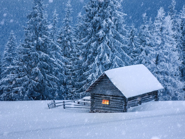 House in winter forest wallpaper 640x480
