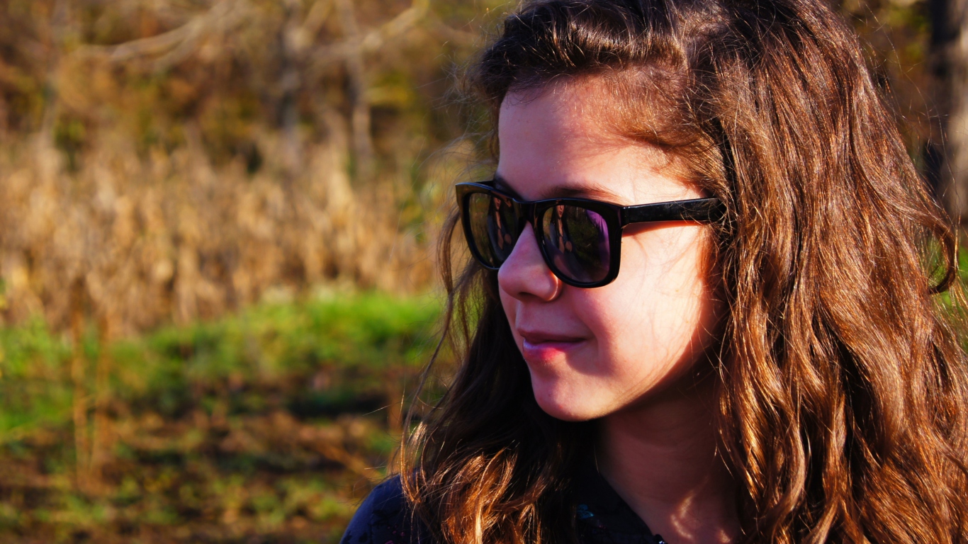 Girl In Sunglasses screenshot #1 1366x768