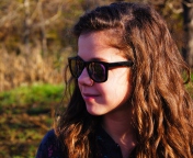 Das Girl In Sunglasses Wallpaper 176x144