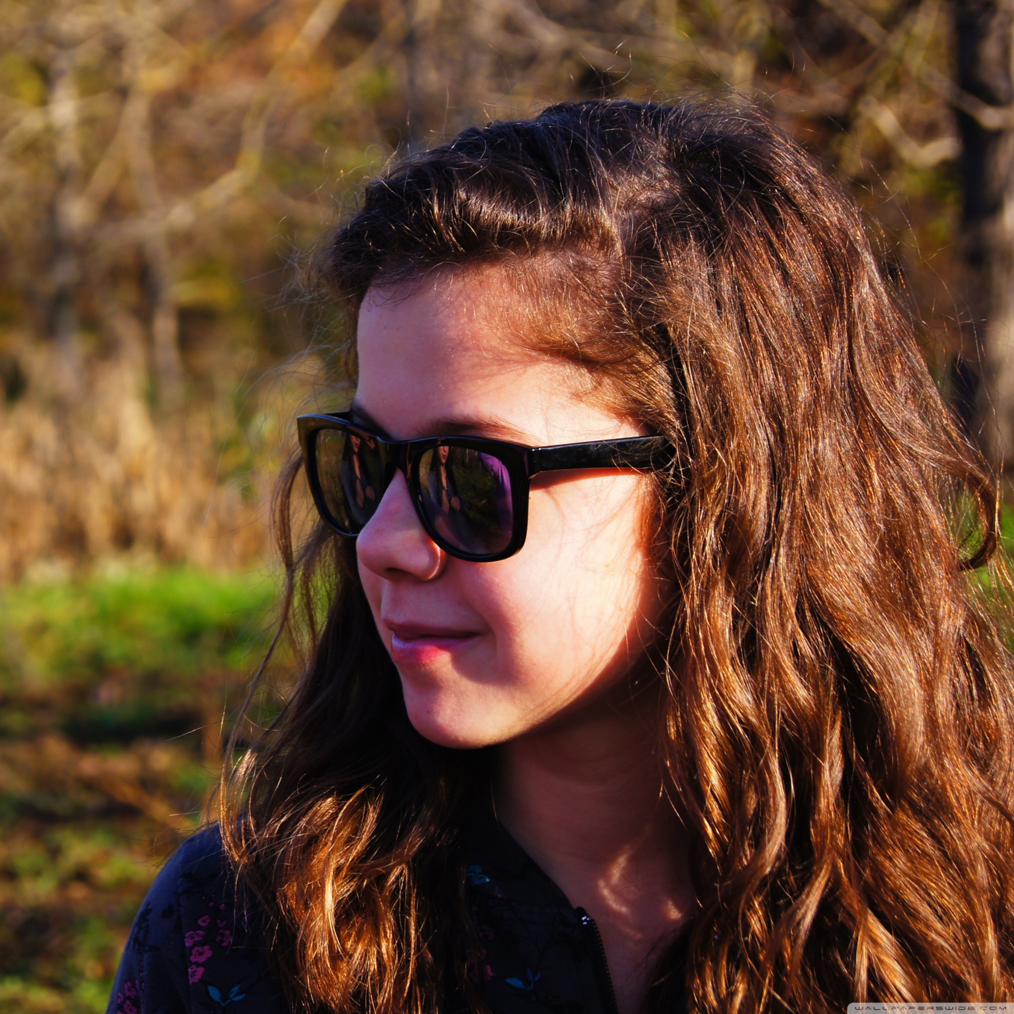 Girl In Sunglasses wallpaper 2048x2048