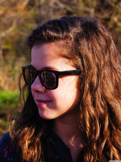 Girl In Sunglasses screenshot #1 240x320