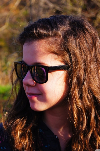 Das Girl In Sunglasses Wallpaper 320x480