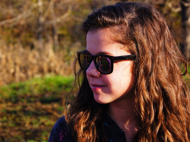 Das Girl In Sunglasses Wallpaper 640x480