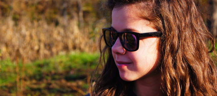 Girl In Sunglasses wallpaper 720x320