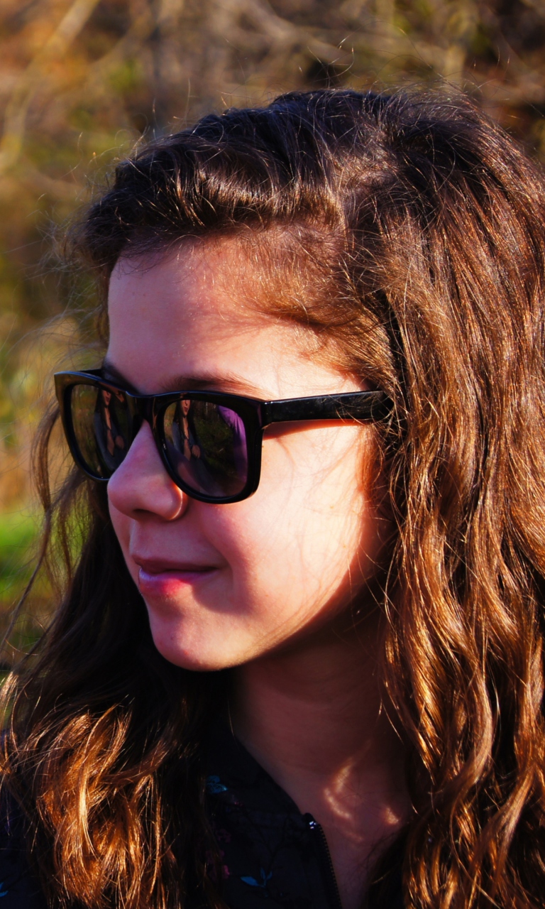 Das Girl In Sunglasses Wallpaper 768x1280
