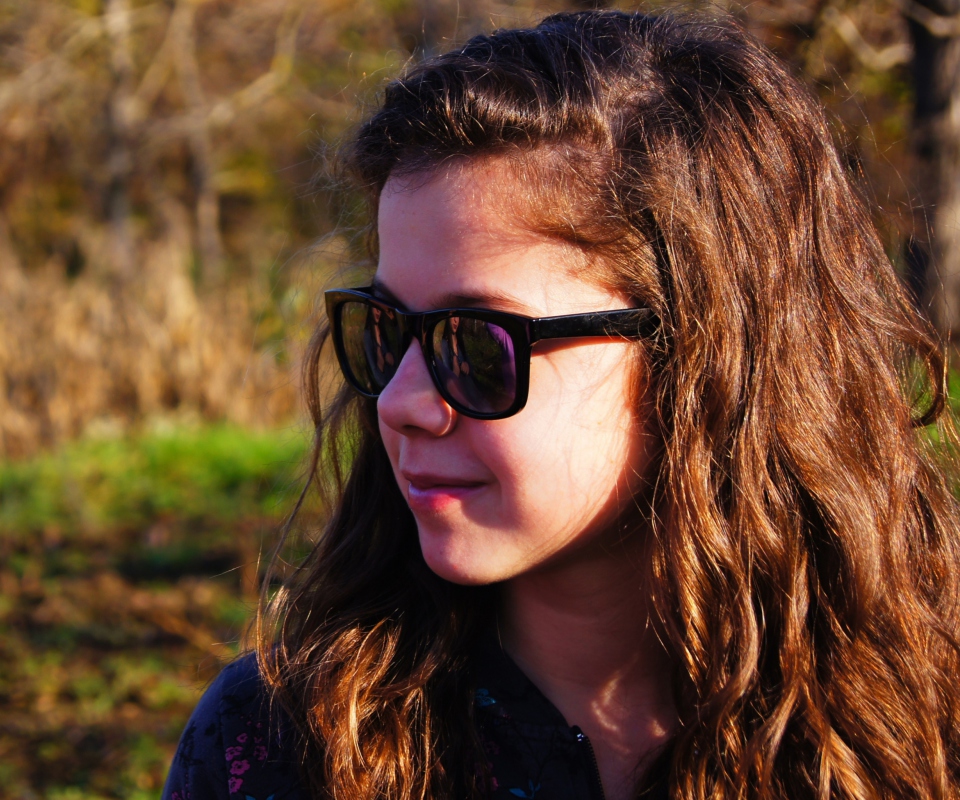 Girl In Sunglasses screenshot #1 960x800