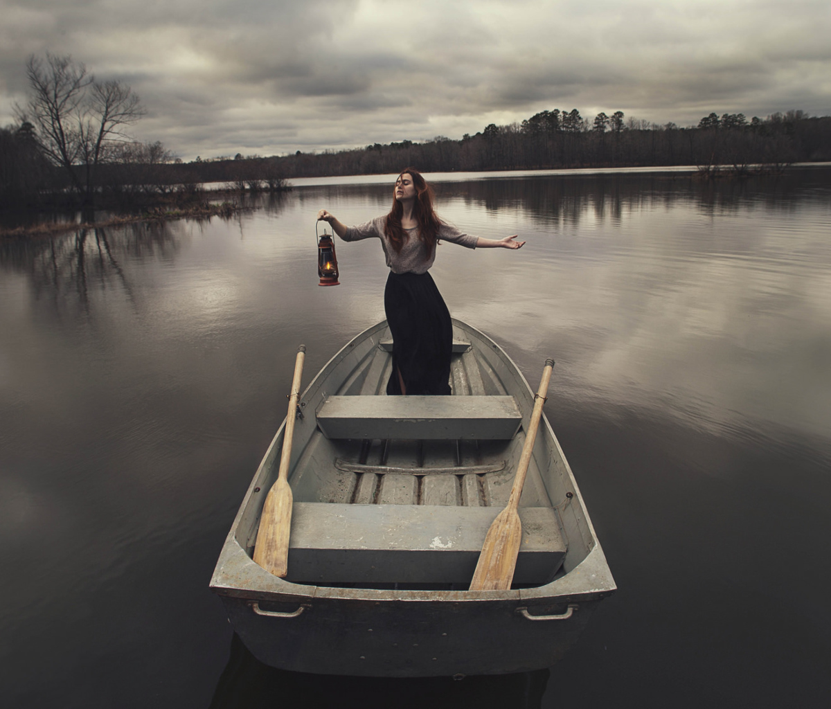 Screenshot №1 pro téma Girl In Boat With Candle 1200x1024