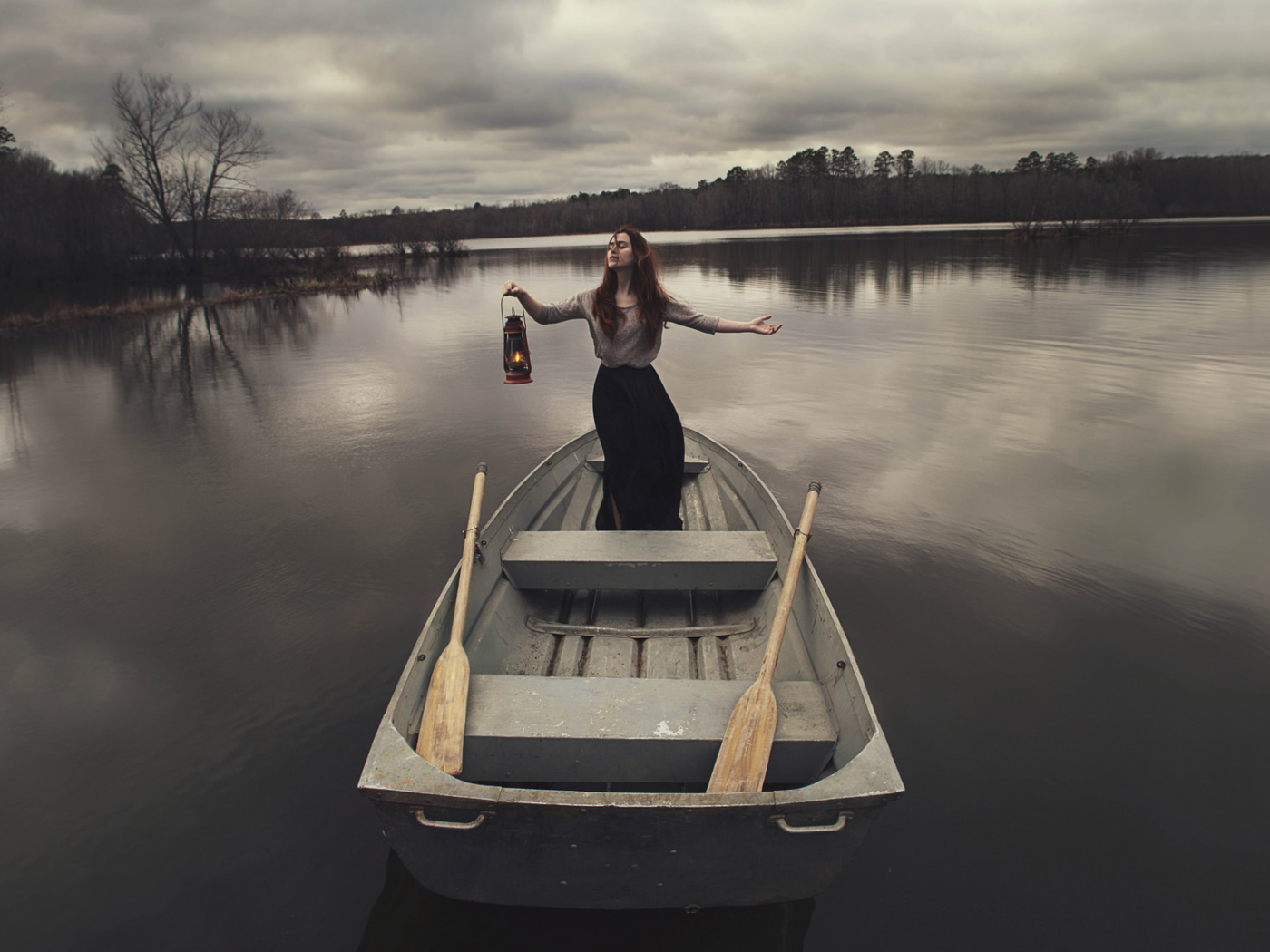 Das Girl In Boat With Candle Wallpaper 1400x1050