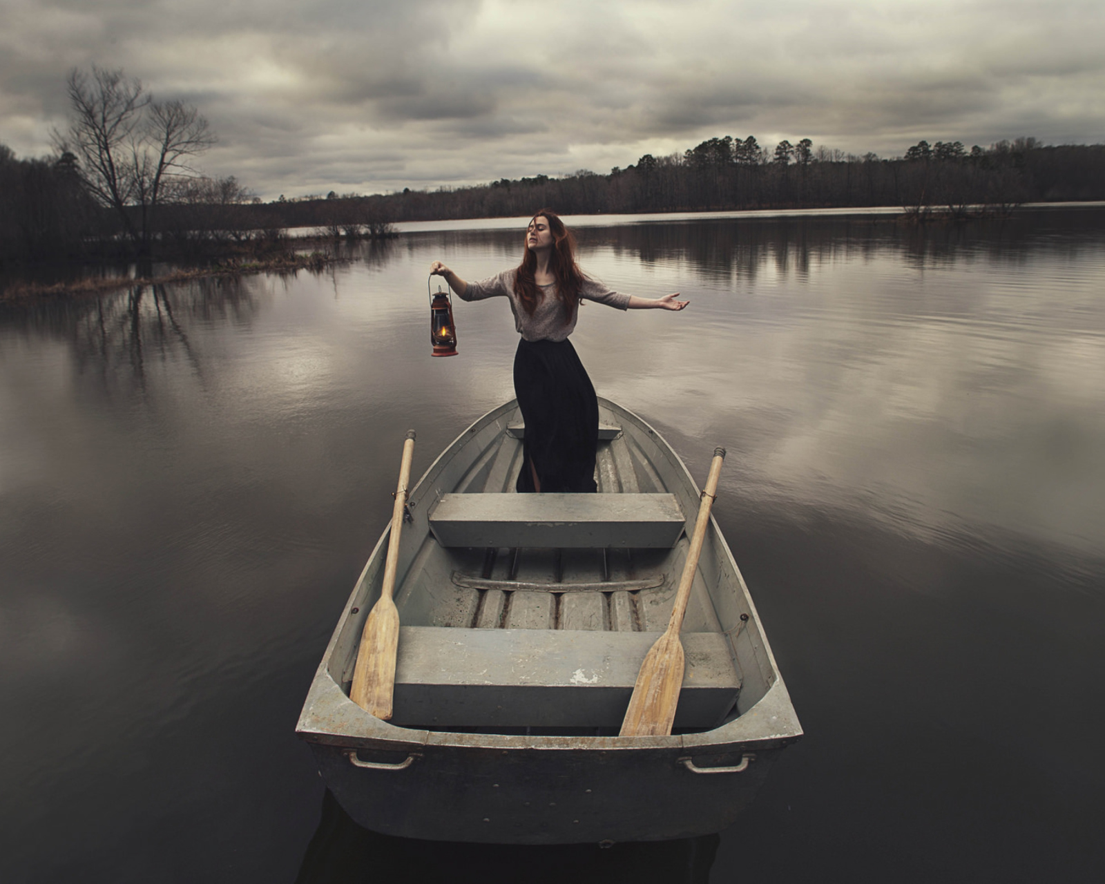 Обои Girl In Boat With Candle 1600x1280