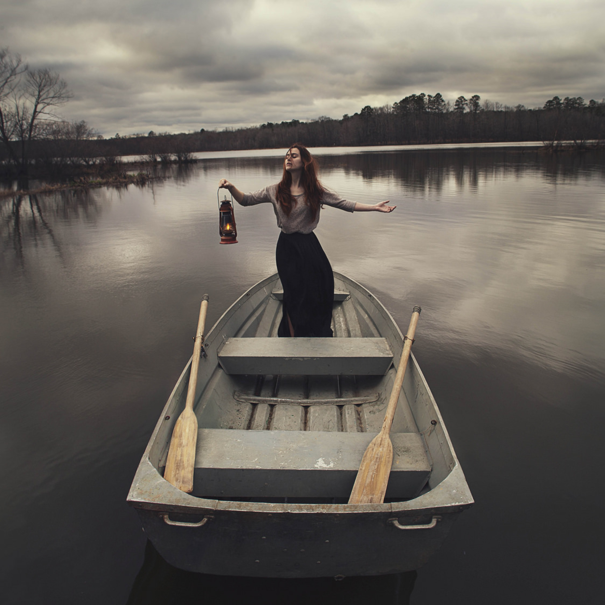 Fondo de pantalla Girl In Boat With Candle 2048x2048