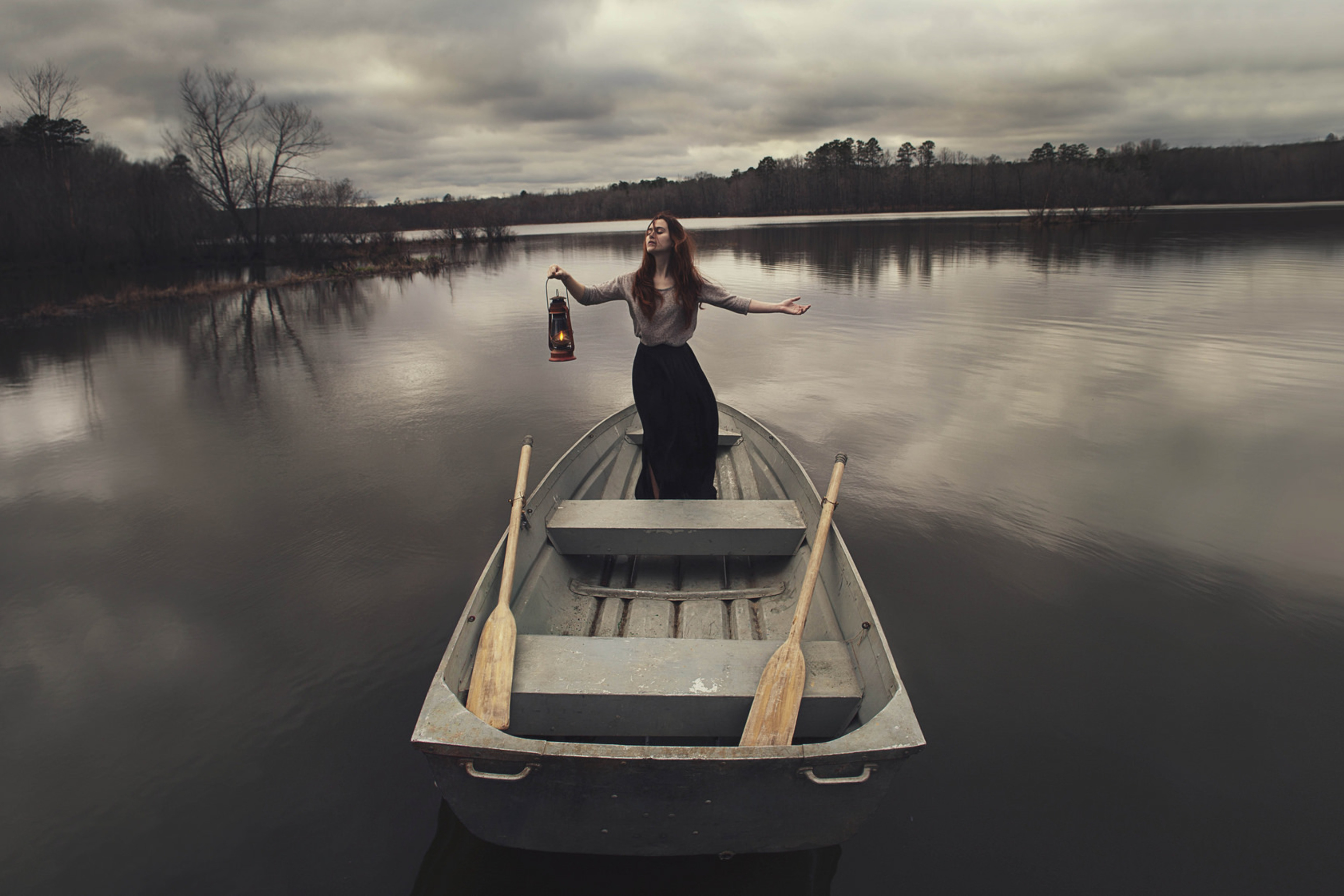 Fondo de pantalla Girl In Boat With Candle 2880x1920