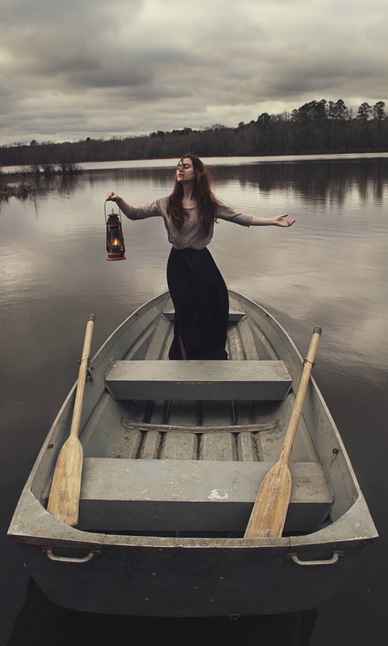 Screenshot №1 pro téma Girl In Boat With Candle 768x1280