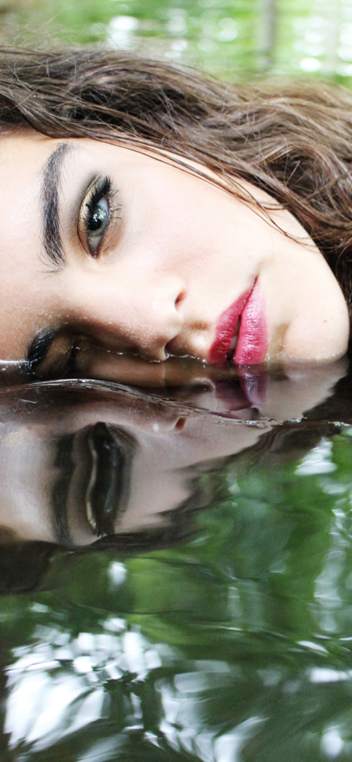 Screenshot №1 pro téma Beautiful Model And Reflection In Water 1170x2532