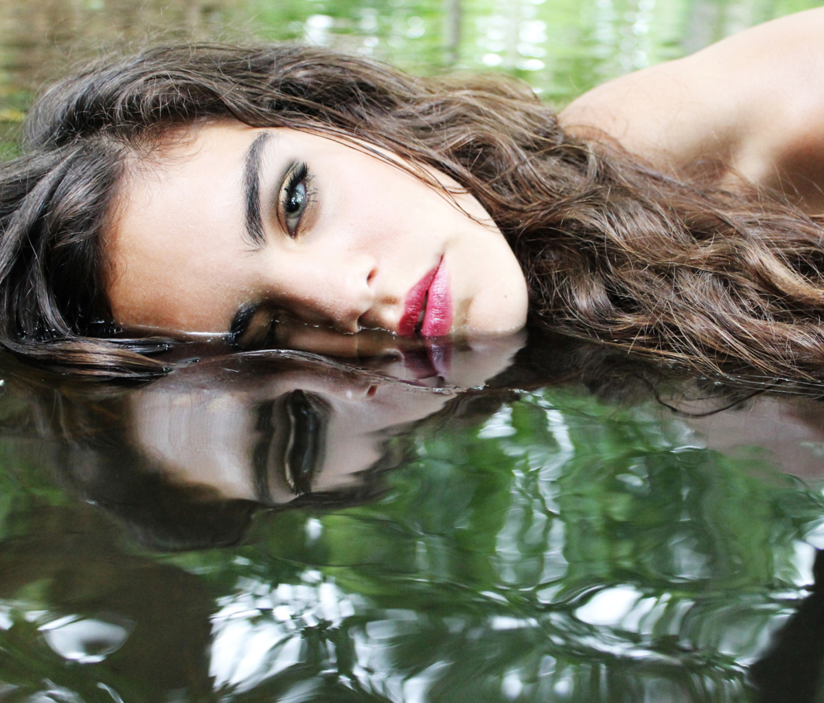Screenshot №1 pro téma Beautiful Model And Reflection In Water 1200x1024