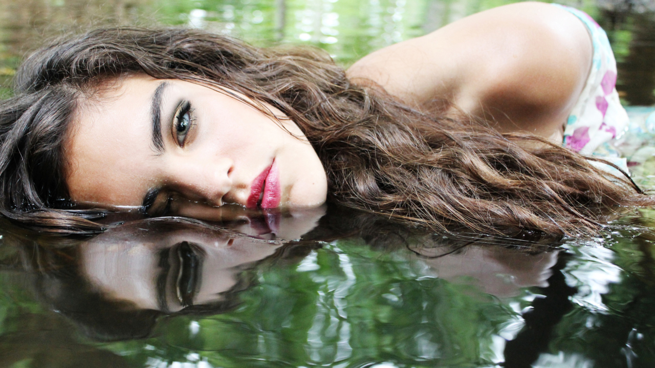 Sfondi Beautiful Model And Reflection In Water 1280x720