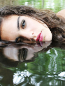 Fondo de pantalla Beautiful Model And Reflection In Water 132x176