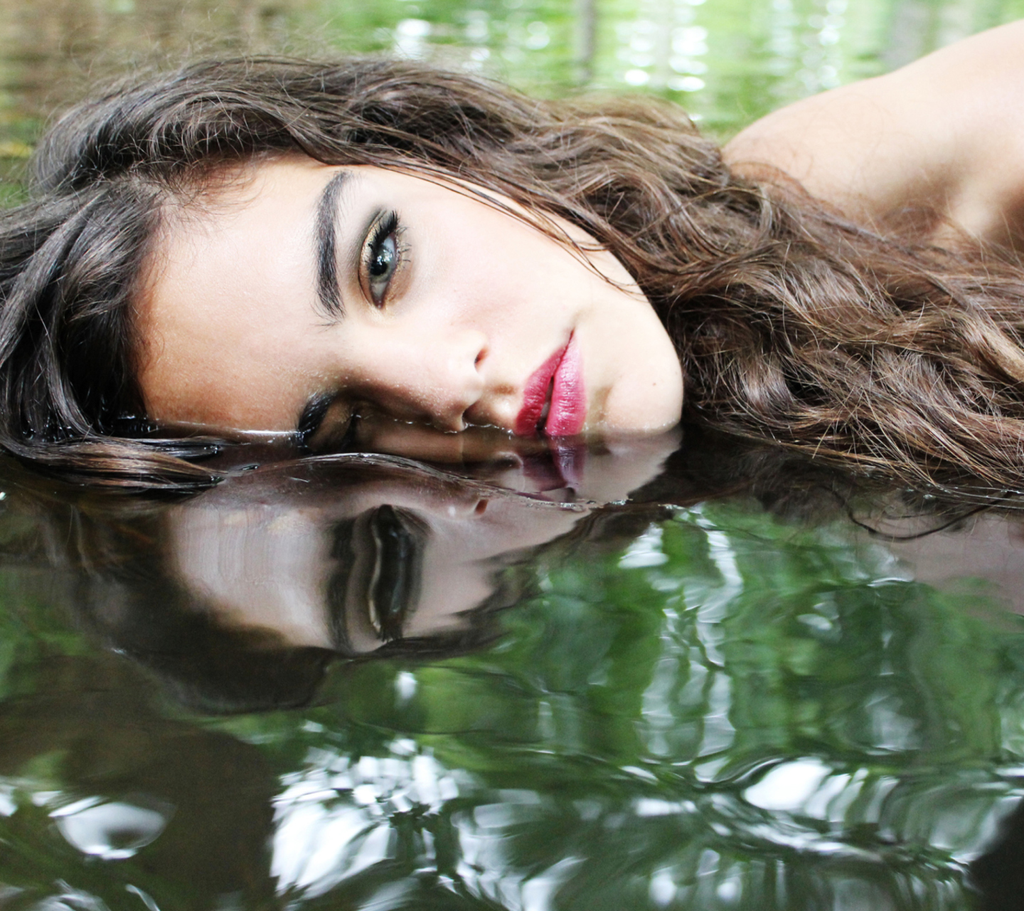 Обои Beautiful Model And Reflection In Water 1440x1280