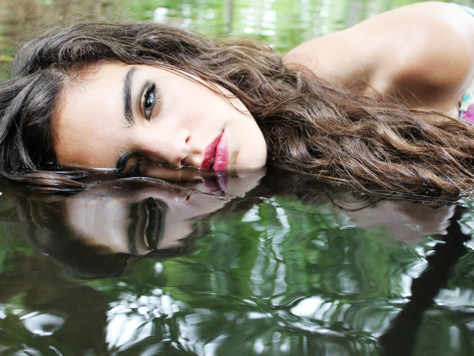 Обои Beautiful Model And Reflection In Water 1600x1200