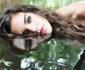 Das Beautiful Model And Reflection In Water Wallpaper 176x144