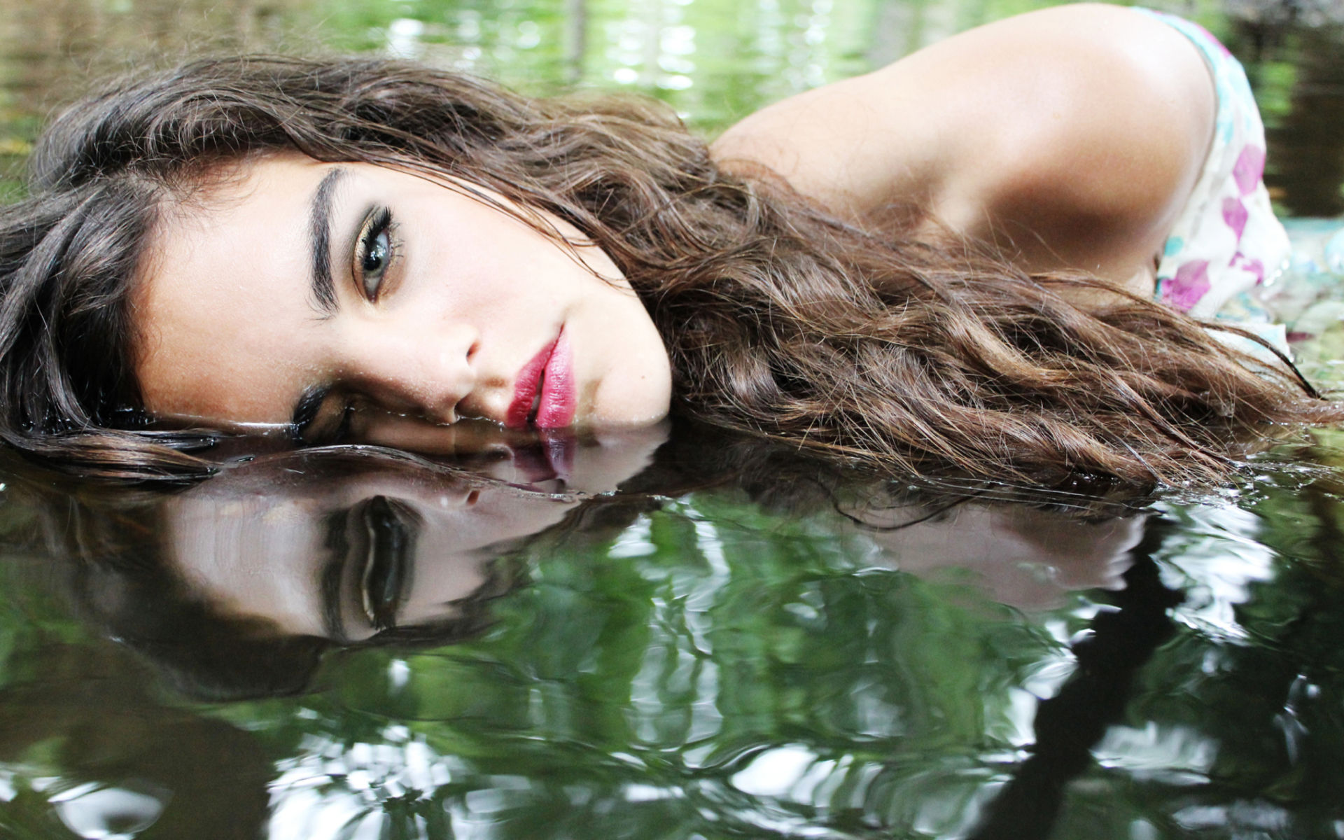 Fondo de pantalla Beautiful Model And Reflection In Water 1920x1200