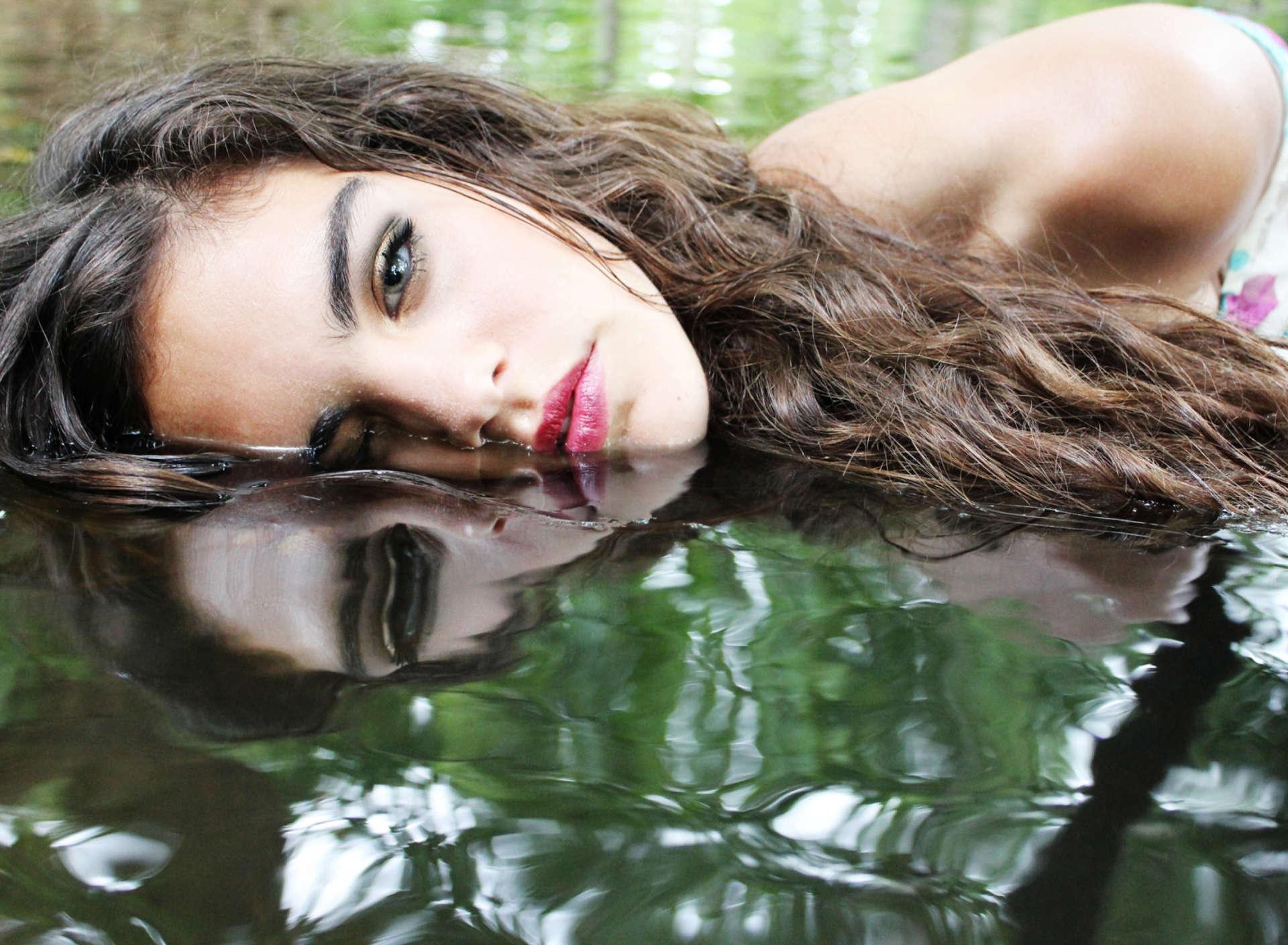Beautiful Model And Reflection In Water wallpaper 1920x1408