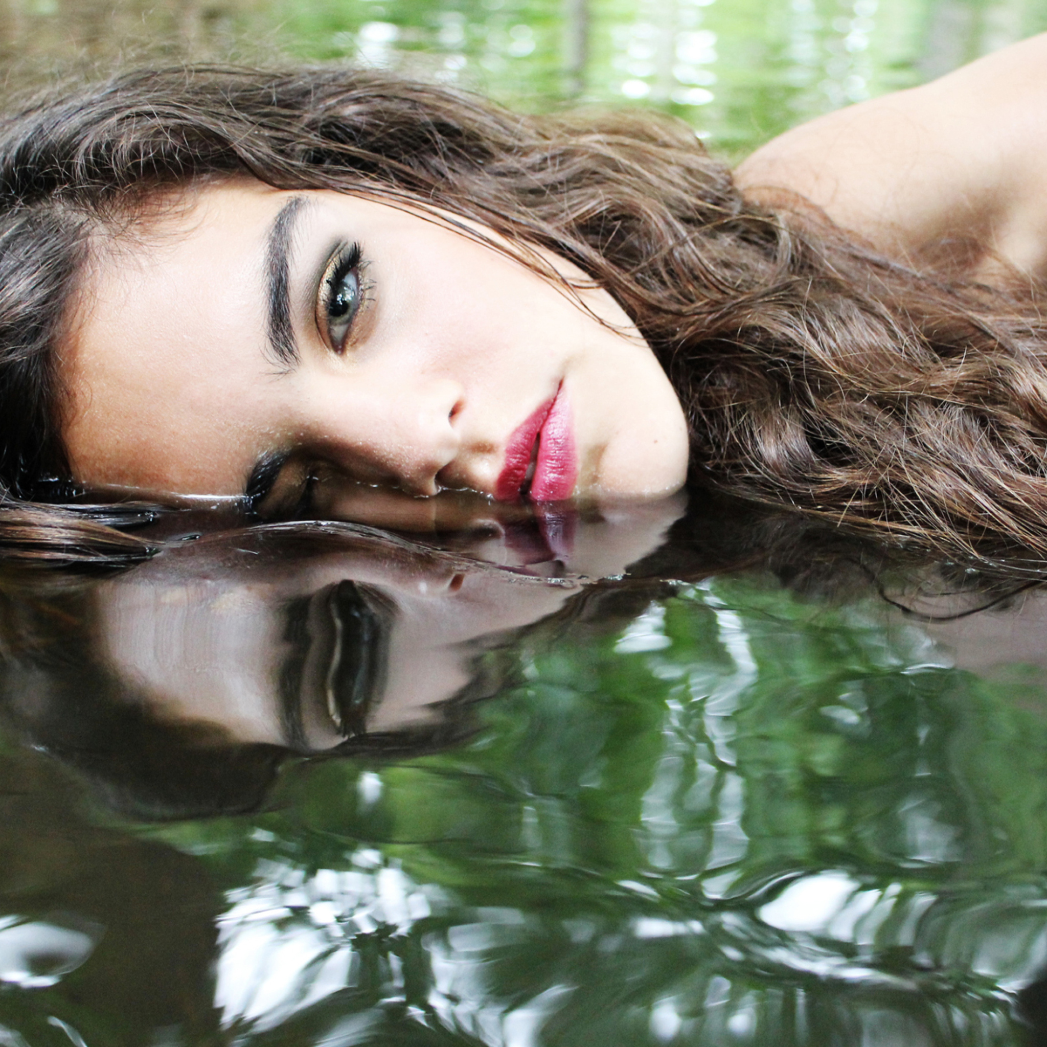 Обои Beautiful Model And Reflection In Water 2048x2048
