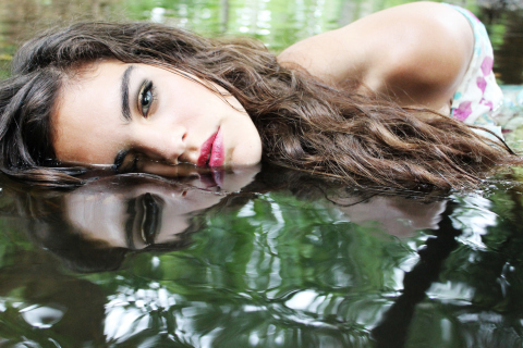 Beautiful Model And Reflection In Water wallpaper 480x320