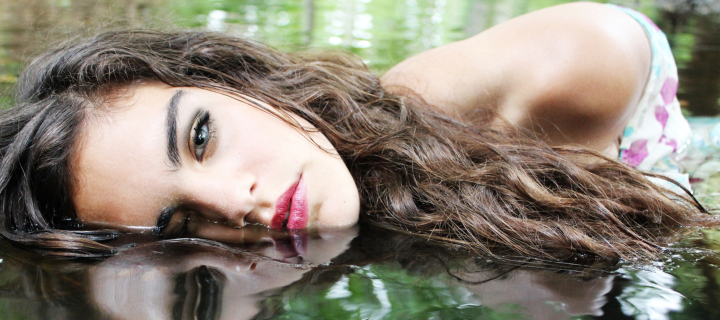Beautiful Model And Reflection In Water wallpaper 720x320
