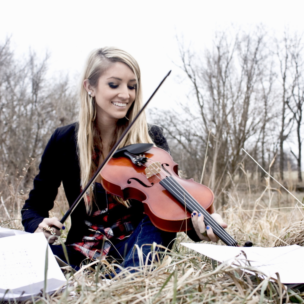 Fondo de pantalla Blonde Girl Playing Violin 1024x1024