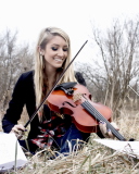 Обои Blonde Girl Playing Violin 128x160