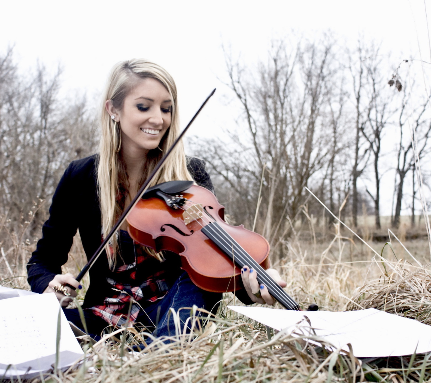 Обои Blonde Girl Playing Violin 1440x1280