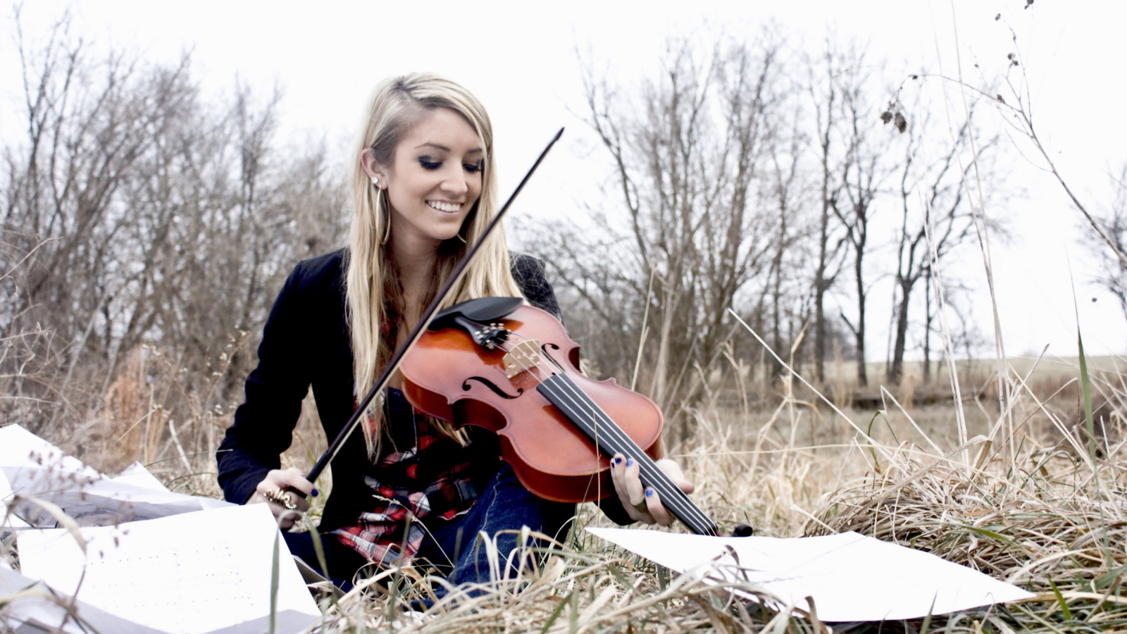 Fondo de pantalla Blonde Girl Playing Violin 1600x900