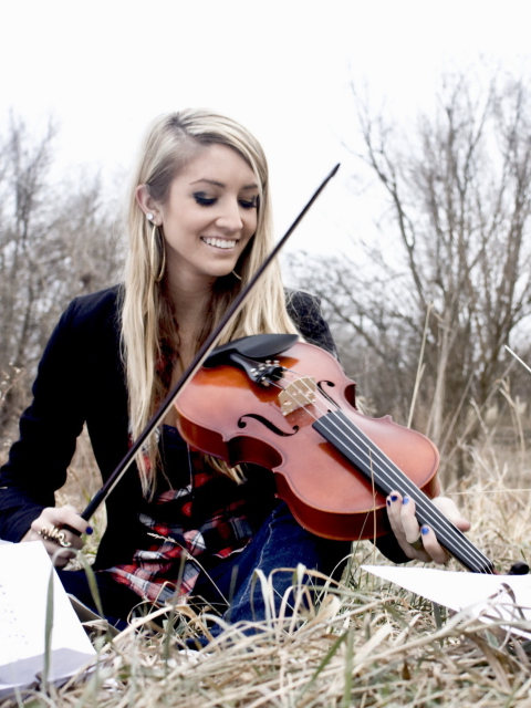 Sfondi Blonde Girl Playing Violin 480x640