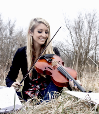 Kostenloses Blonde Girl Playing Violin Wallpaper für 240x320