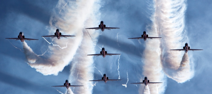 Das Royal Air Force Aerobatic Team Wallpaper 720x320