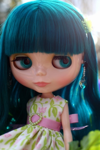 Sfondi Doll With Blue Hair 320x480