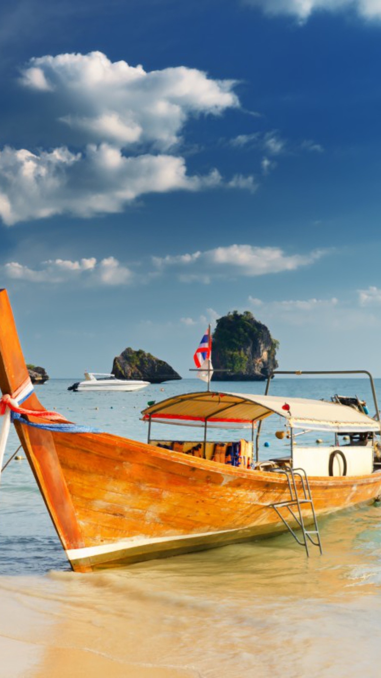 Sfondi Boat On Beach 750x1334