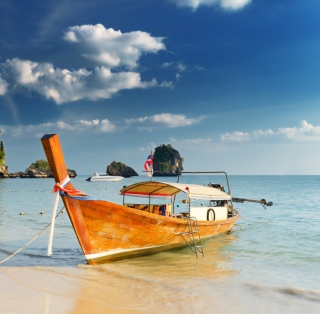 Kostenloses Boat On Beach Wallpaper für iPad mini 2