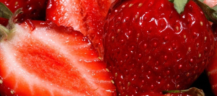 Strawberries wallpaper 720x320