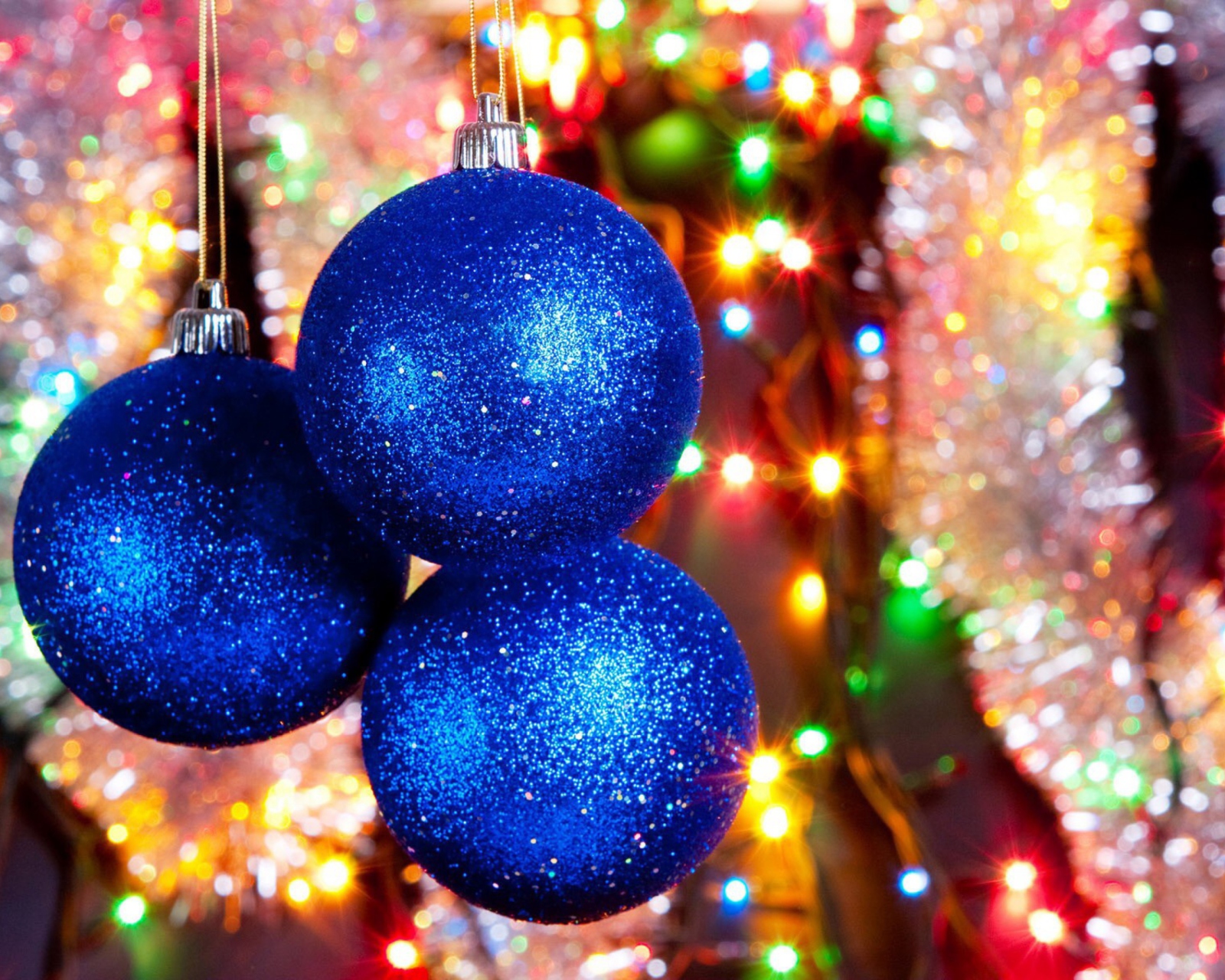 Das Blue Christmas Tree Balls Wallpaper 1600x1280